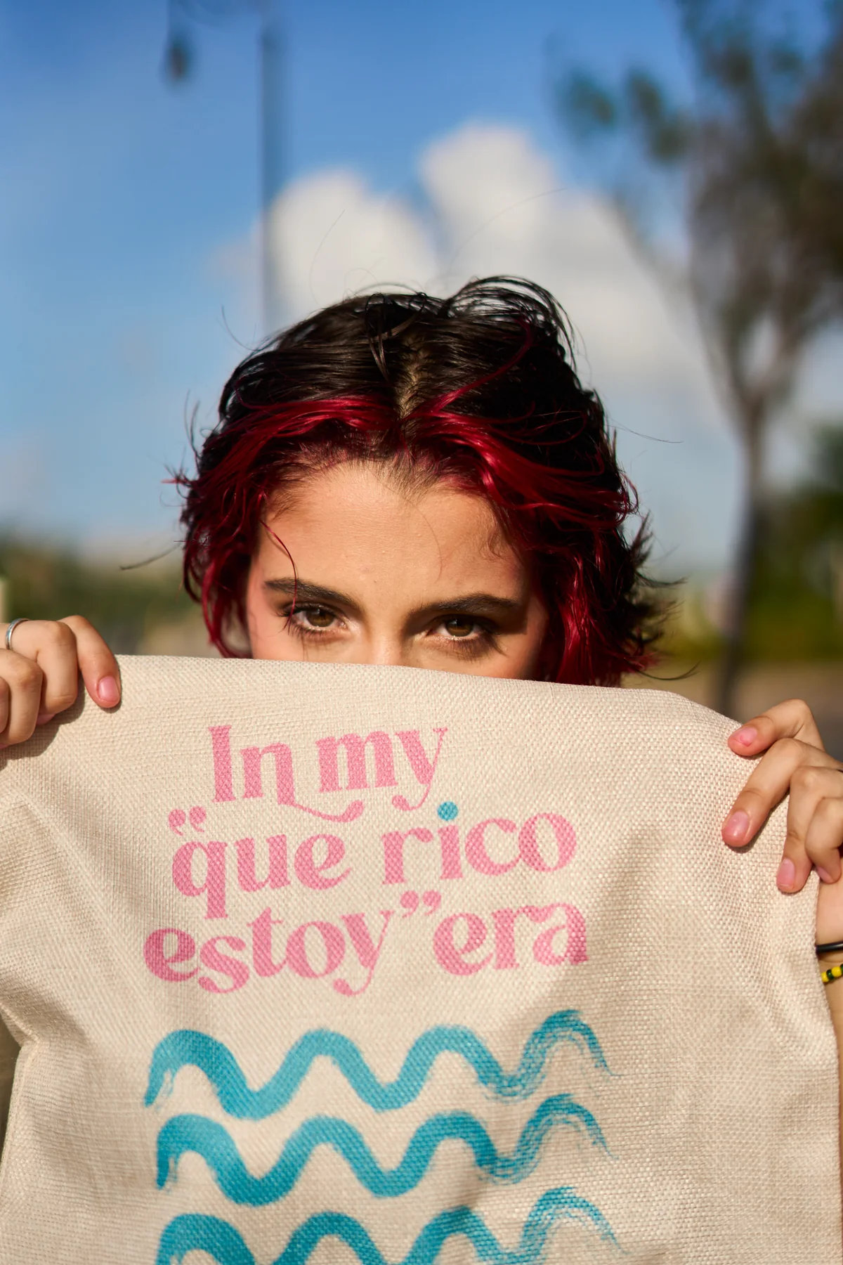 modelo con la bolsa «in my que rico estoy era»