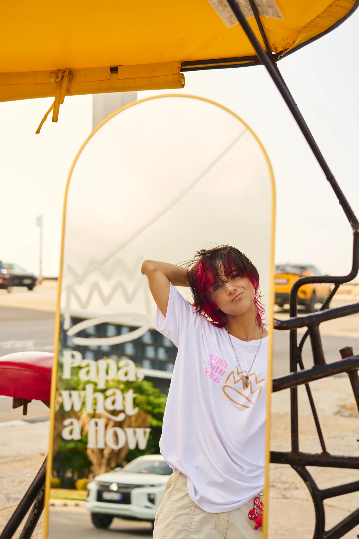modelo junto al bicitaxi, camiseta «papá, what a flow»
