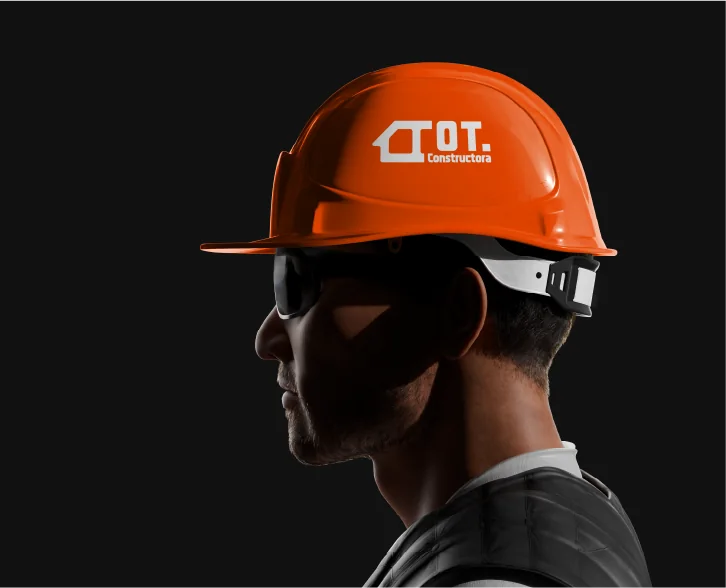 operario con el casco naranja de OT