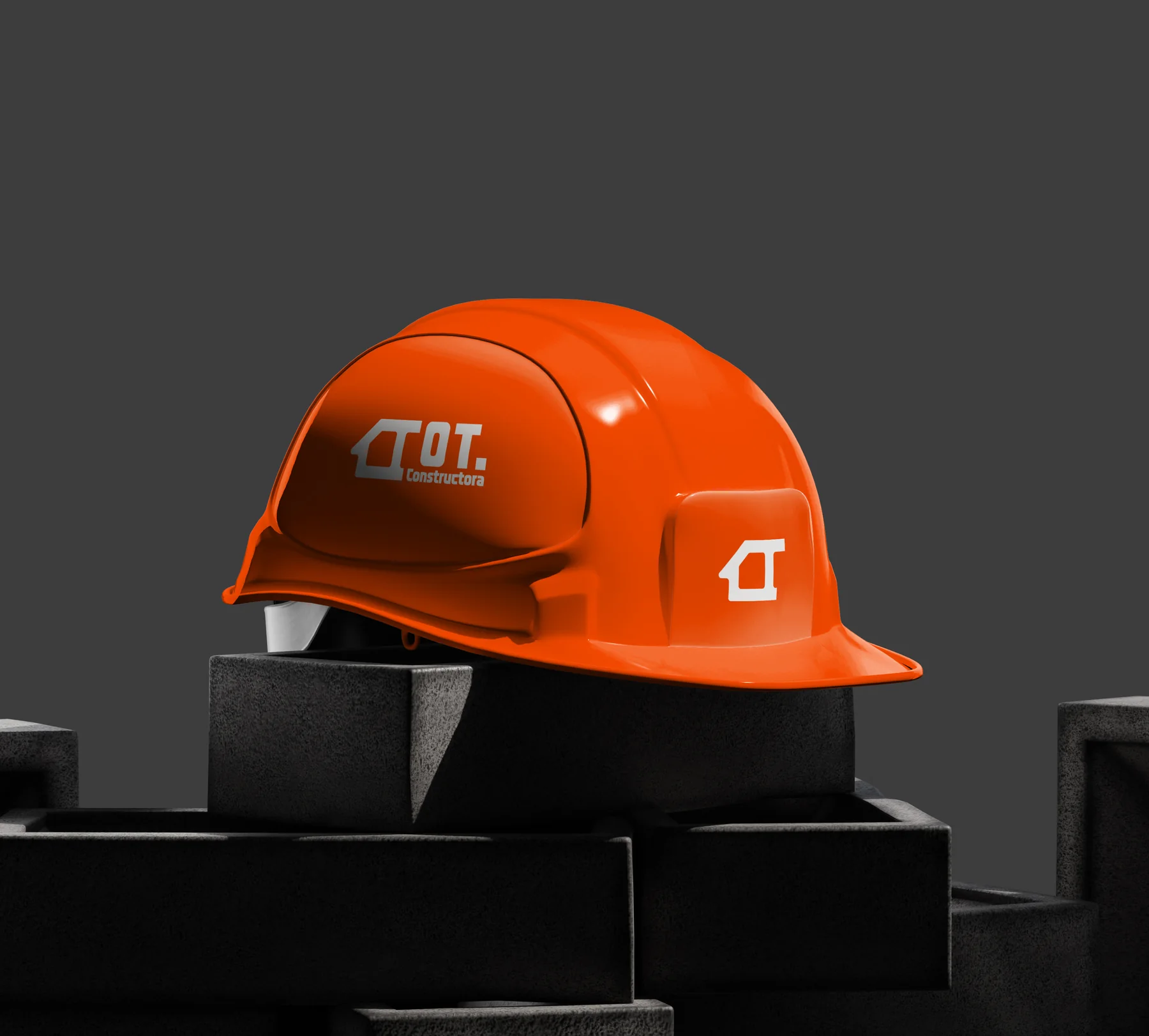 casco naranja con la marca