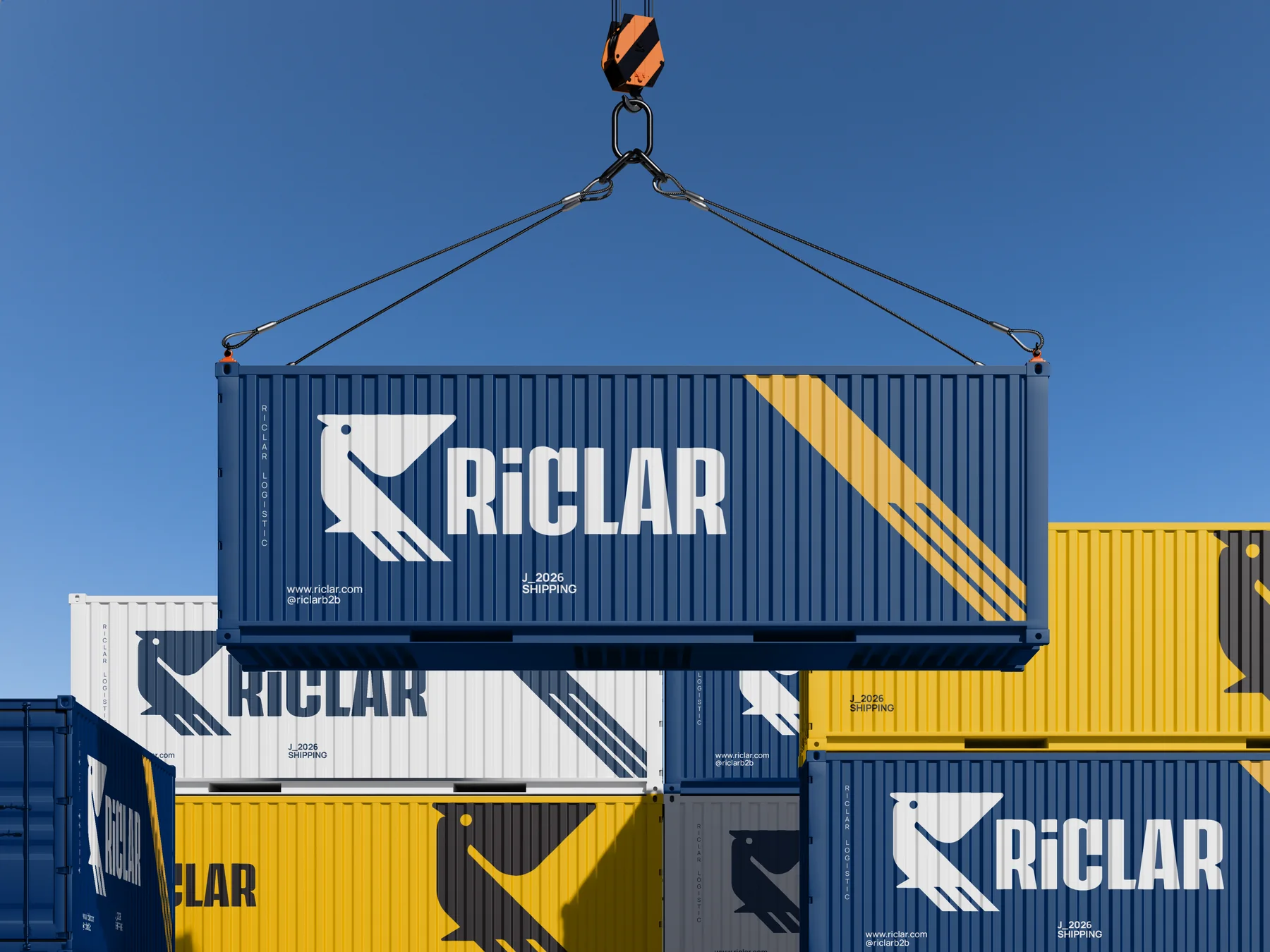 contenedores apilados con la marca Riclar