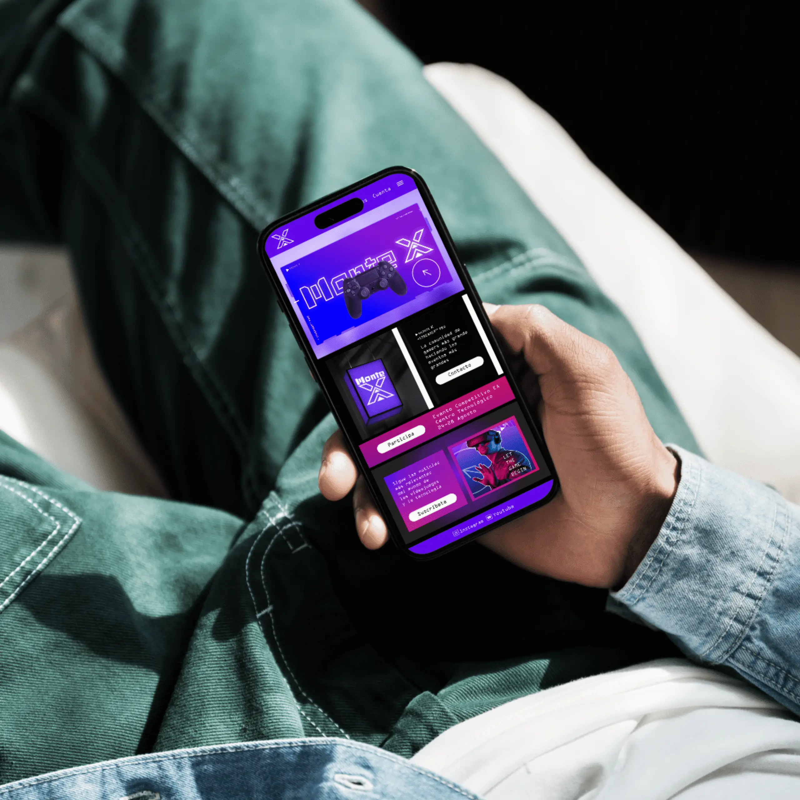 Mano sujetando teléfono con página web Monte X