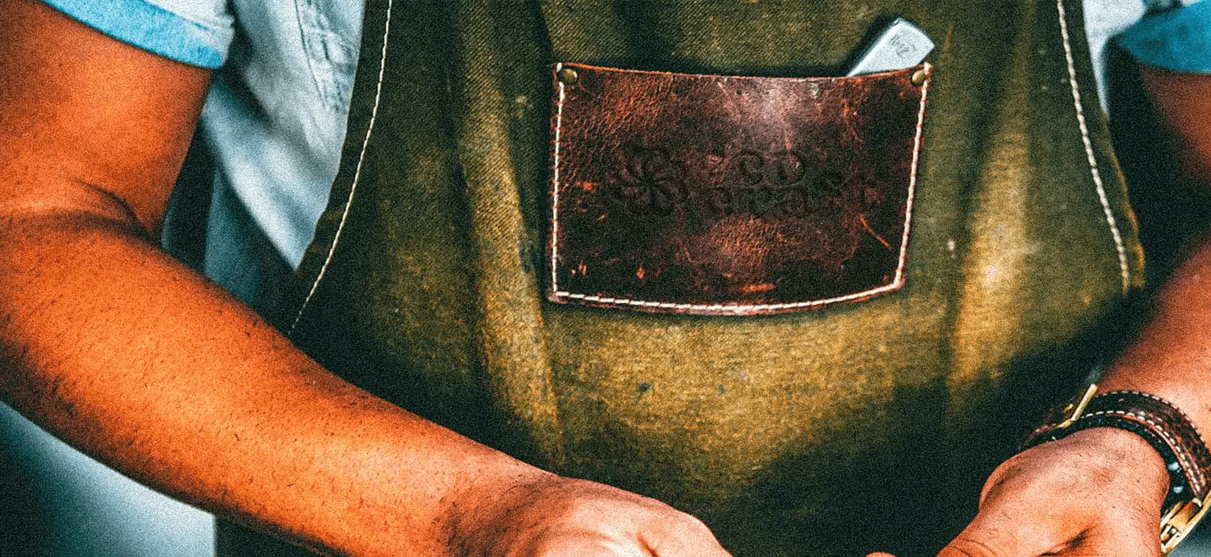 Hombre con delantal con logotipo de Ecocraft estampado