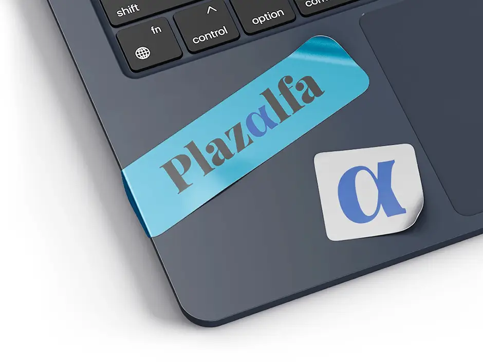 Pegatinas de marca Plazalfa adheridas a laptop moderna
